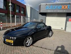 Alfa Romeo Spider 2.2 JTS Exclusive AIRCO I NAVIGATIE I LMV I ELEKTRISCH DAK I COMPLETE ONDERHOUDSHISTORIE Van tweede eigenaar, sinds 2009 in bezit gehad met complete onderhoudshistorie Alfa Romeo Spider 2.2 JTS Exclusive AIRCO I NAVIGATIE I LMV I ELEKTRISCH DAK I COMPLETE ONDERHOUDSHISTORIE Van tweede eigenaar, sinds 2009 in bezit gehad met complete onderhoudshistorie